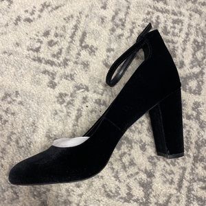 Fergalicious by Fergie Womens Black Velvet Pump Size 10